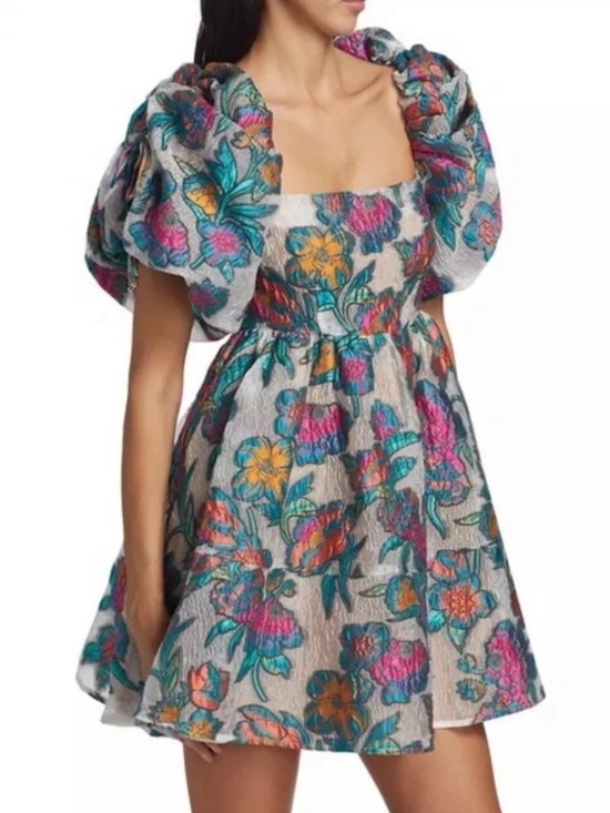 Elliatt Dresses & Skirts - Elliatt Vespera floral jacquard flared babydoll dress with puff sleeves. Size M.